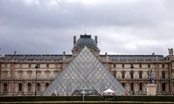 Louvre Müzesi’nde su sızıntısı: Yaklaşık 400 nadir kitap hasar gördü
