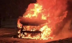 Karlı rampayı çıkarken zorlanan araç alev alev yandı: Sürücü yanan araçta para ve altınını aradı