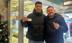 Yılbaşı pastasından altın çıkınca şaşırdı