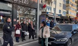 Araçların önüne atladı, trafiği birbirine kattı, kendisini durdurmak isteyen polisi peşine taktı