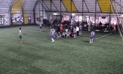 Sahada yürekler ağza geldi: Futbolcunun dili boğazına kaçtı, hakem saniyelerle kurtardı