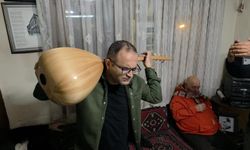 Görme engelli sanatçı sazı ensesinde çalıyor