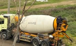 Beton mikseri boş araziye atık döktü iddiası