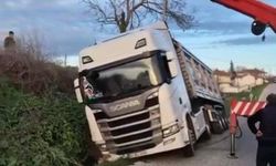 Edirne'de peş peşe kazalar: Hamzabeyli yolunda otomobil tıra çarptı, Demirhamlı'da tır sulama kanalında durabildi