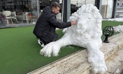 Her detayını 3 saat boyunca kaşıkla tek tek işledi, ortaya kardan aslan çıkardı