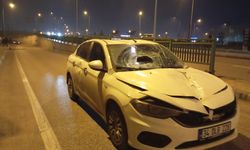 Bursa'da akıl almaz trafik kazası: Demir bariyerler araçların üzerine düştü