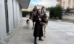 Atlarla geldiler: Film kostümüyle masal gibi nikah