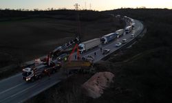 Devrilen hafriyat kamyonu uluslararası yolda trafiği felç etti