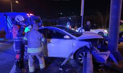 Ümraniye'de alkollü sürücünün kullandığı otomobil bariyerlere saplandı: 2 yaralı