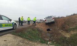 Aşırı hız ve gizli buzlanma nedeniyle otomobil tarlaya uçtu