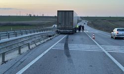 Edirne'de tır bariyerlere çarptı