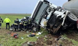 Tırın biçip hurdaya çevirdiği otomobilin sürücüsü öldü