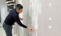 MYO müdürü okuldaki tadilat işlerini kendi elleriyle yapıyor