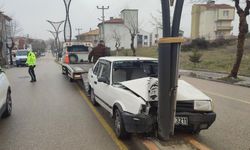Keşan’da aydınlatma direğine çarpan otomobildeki 2 kişi yaralandı