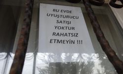 Bağımlılardan bıktı, evini camına "Bu evde uyuşturucu satışı yoktur, rahatsız etmeyin" yazlı not astı