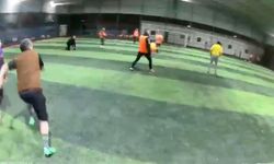 Halı sahanın çatısı çöktü... Futbolcuların koşarak kaçtığı anlar kamerada