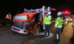 TEM'de vinç destekli kurtarma: Taşıdığı araçla çarptığı tır arasında sıkıştı