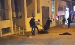 Sokak ortasında iki genç çakıyla birbirini yaraladı