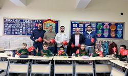 Evrenspor’dan Öğrencilere Türk Bayrağı Hediyesi