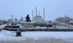Edirne’de kar yağışı etkili oluyor