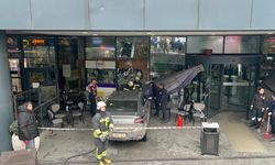 Kontrolden çıkan otomobil AVM’deki kafeye girdi: 1 yaralı