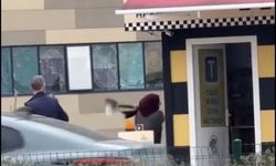 Taksi bulamayınca durağı böyle dağıttı, görenler şoka girdi