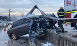 Kocaeli’de korkutan kaza: Otomobil bariyerlere ok gibi saplandı