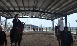 Esenyurt’ta sıra dışı nikahta gelin ve damat at üstünde dünya evine girdi