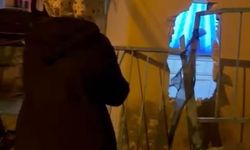 Evinde otururken kamyonetin çarptığı duvarın altında kalarak yaralandı