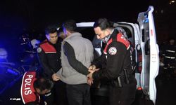 Benzin dökerek hem kendinin hem de kız arkadaşının aracını yaktı