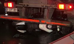 Küçükçekmece’de seyir halindeki motosiklet, temizlik aracının altına girdi: 2 ölü
