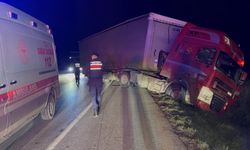 Tır devrilmekten son anda kurtuldu