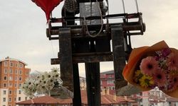 Sevgililer Günü’nü unuttu, iş makinesiyle balkona çıkarttığı güllerle gönül aldı