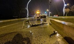 Su birikintisi kazaya sebep oldu: Otomobil önce direğe sonra kaldırıma çarptı