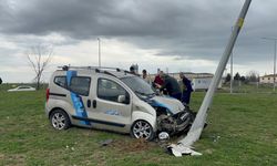 Dönel kavşakta direğe çarpan aracın sürücüsü yaralandı