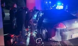 Beton kolona çarpan otomobildeki ağır yaralı şahıs hastanede hayatını kaybetti