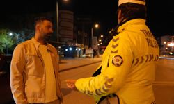 Polisten 'babalık' yapmasını isteyen alkollü sürücü gazetecinin şarjının bitmesini diledi