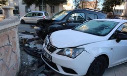 Buzlu camla trafiğe çıktı, kazaya neden oldu: 2 yaralı