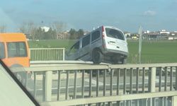 Lüleburgaz'da hafif ticari araç bariyerlerin üzerine çıktı