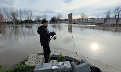 11 yaşındaki çocuk, taşkın bölgesine balık tutmaya geldi
