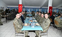 Kışlada askerlerle oruç açtılar