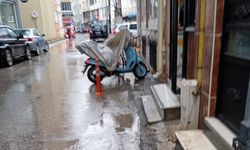 Yağışlı Havada Motosikletler Brandayla Korunuyor