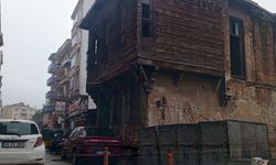 Hasanpaşa Caddesi’nde Metruk Tarihi Bina Endişe Yaratıyor