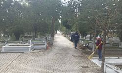 Kaynarca Mezarlığında Düzenli Bakım Çalışmaları Sürüyor
