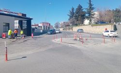 Sağlık Yerleşkesi Önündeki Plastik Dubalardan Oluşturulan Kavşak Kalıcı Hale Dönüşüyor