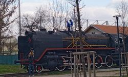 Tarihi Trene Tırmanan Çocuklar Tehlike Saçıyor