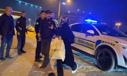 Babası kaputun üstünde oturup polise direndi… Yüksek sesle seyreden sürücünün aracı trafikten men edildi