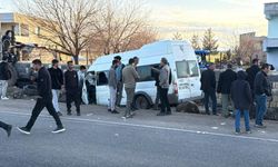 Diyarbakır'da işçi minibüsü duvara çarptı: 12 yaralı