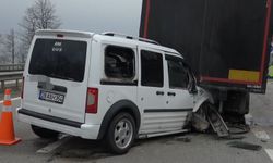 Tırın dorsesine çarpan hafif ticari araç hurdaya döndü: 2 yaralı