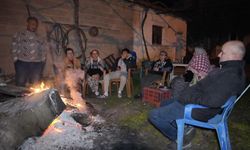 Buldan'da 5.1 büyüklüğündeki depremin ardından yaşanan artçılardan korkan vatandaşlar dışarda sabahladı